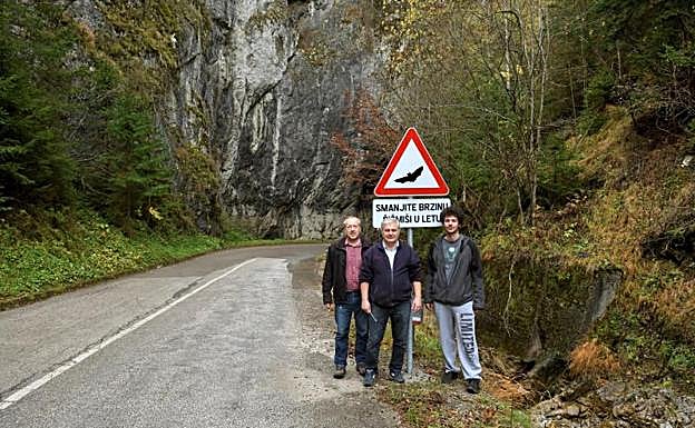 La señal -en forma de triángulo equilátero de bordes rojos, con el dibujo del murciélago en negro en el centro, sobre fondo blanco- fue instalada junto a la carretera regional que pasa por la cueva de Ponikva, a unos 50 kilómetros de Sarajevo.