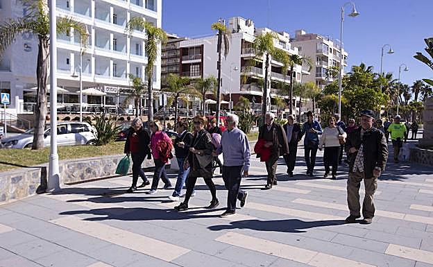 Un grupo de jubilados nacionales en Almuñécar. 