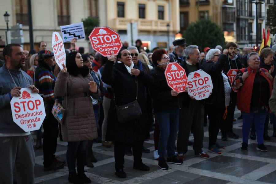 Decenas de personas se han congregado este sábado a las puertas del Tribunal Superior de Justicia de Andalucía, en la Plaza Nueva de Granada, para exigir al Gobierno central que «blinde» a los clientes de las entidades bancarias que acaban de firmar un crédito hipotecario o están pendientes de hacerlo en los próximos días