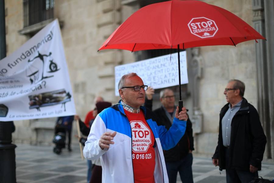 Decenas de personas se han congregado este sábado a las puertas del Tribunal Superior de Justicia de Andalucía, en la Plaza Nueva de Granada, para exigir al Gobierno central que «blinde» a los clientes de las entidades bancarias que acaban de firmar un crédito hipotecario o están pendientes de hacerlo en los próximos días