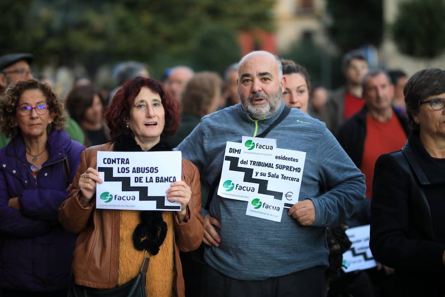 Decenas de personas se han congregado este sábado a las puertas del Tribunal Superior de Justicia de Andalucía, en la Plaza Nueva de Granada, para exigir al Gobierno central que «blinde» a los clientes de las entidades bancarias que acaban de firmar un crédito hipotecario o están pendientes de hacerlo en los próximos días