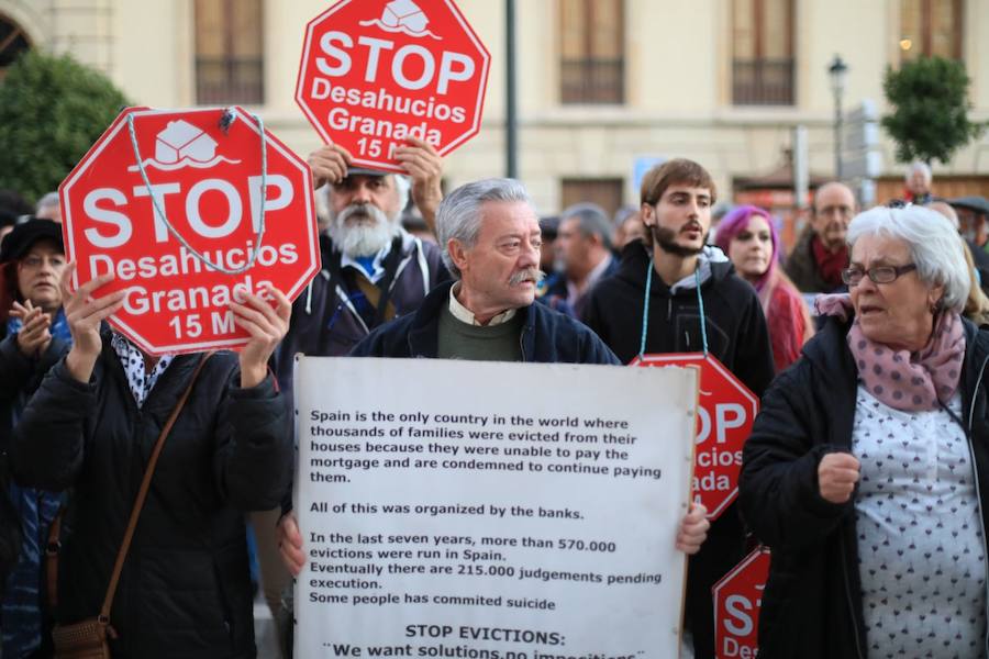 Decenas de personas se han congregado este sábado a las puertas del Tribunal Superior de Justicia de Andalucía, en la Plaza Nueva de Granada, para exigir al Gobierno central que «blinde» a los clientes de las entidades bancarias que acaban de firmar un crédito hipotecario o están pendientes de hacerlo en los próximos días