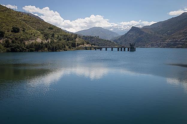 El pantano de Canales triplica la cantidad de agua embalsada de hace un año. 