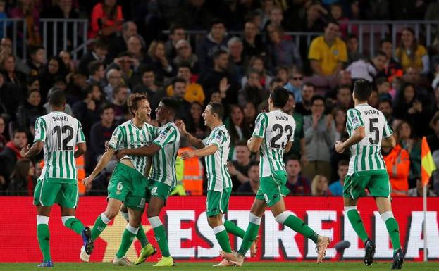 Los futbolistas del Betis celebran el gol de Canales.