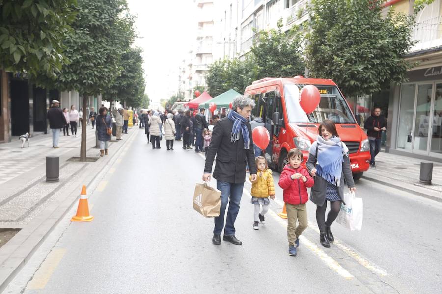 La calle Recogidas se llena de patines y patinetes, bicicletas de todo tipo, coches de bebés y sillas de ruedas en una jornada para fomentar el transporte público y la movilidad sostenible