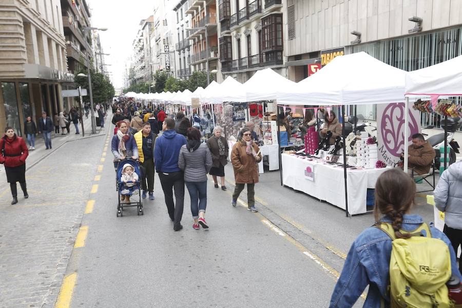 La calle Recogidas se llena de patines y patinetes, bicicletas de todo tipo, coches de bebés y sillas de ruedas en una jornada para fomentar el transporte público y la movilidad sostenible