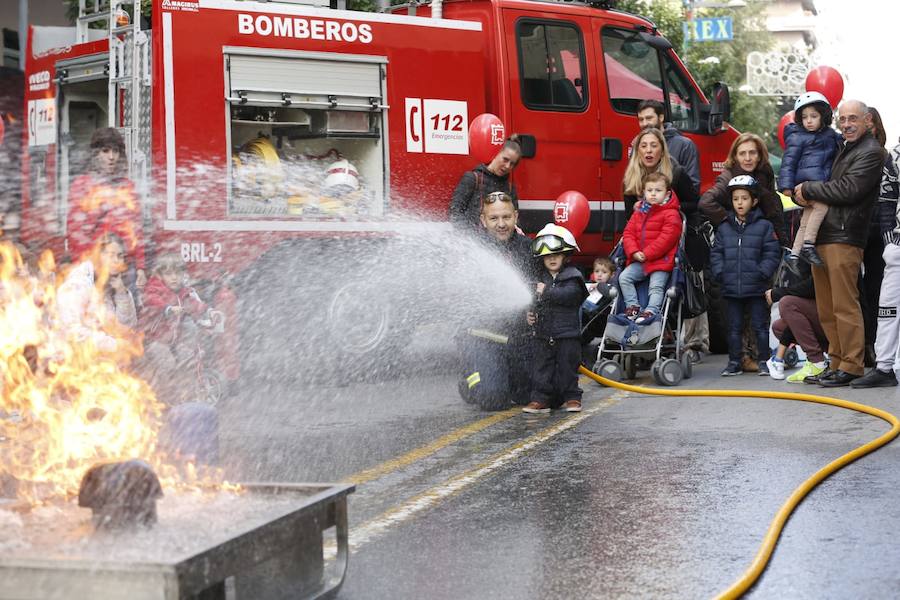 La calle Recogidas se llena de patines y patinetes, bicicletas de todo tipo, coches de bebés y sillas de ruedas en una jornada para fomentar el transporte público y la movilidad sostenible