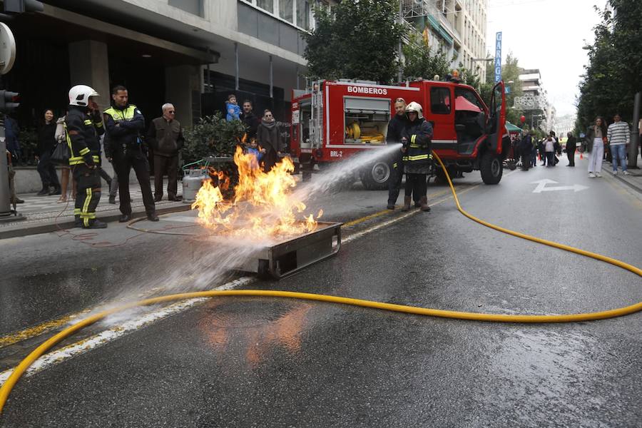 La calle Recogidas se llena de patines y patinetes, bicicletas de todo tipo, coches de bebés y sillas de ruedas en una jornada para fomentar el transporte público y la movilidad sostenible