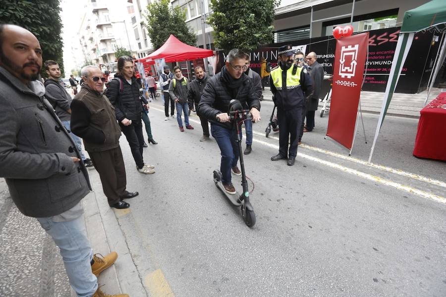 La calle Recogidas se llena de patines y patinetes, bicicletas de todo tipo, coches de bebés y sillas de ruedas en una jornada para fomentar el transporte público y la movilidad sostenible