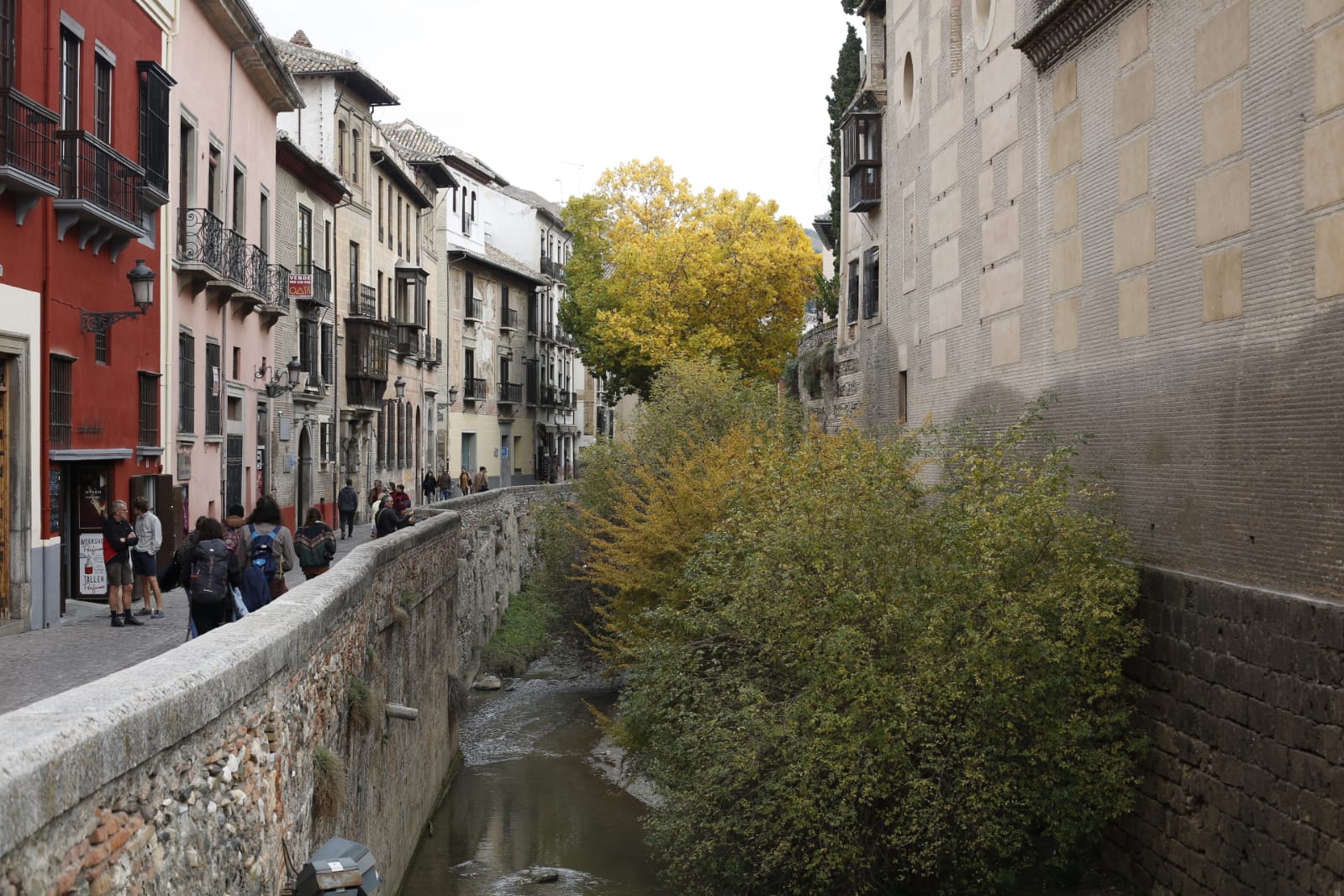 La capital luce por sus calles la estampa clásica del otoño que amarillea sus árboles