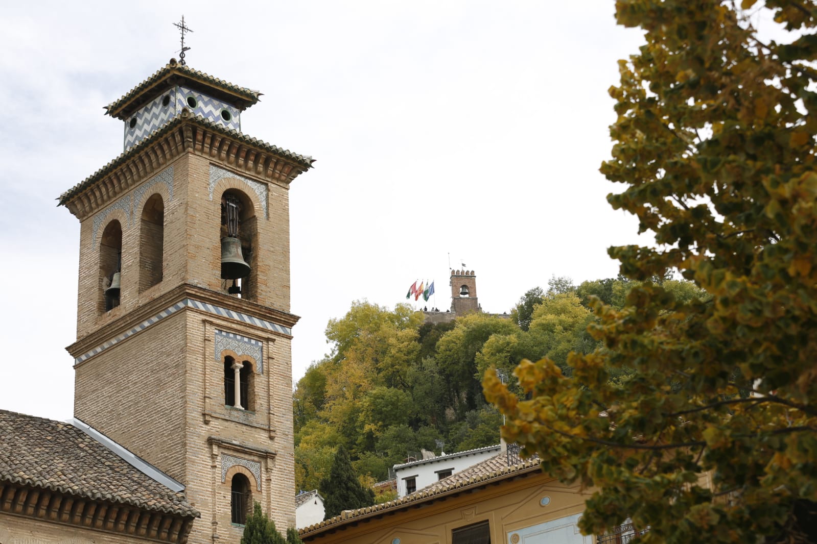 La capital luce por sus calles la estampa clásica del otoño que amarillea sus árboles
