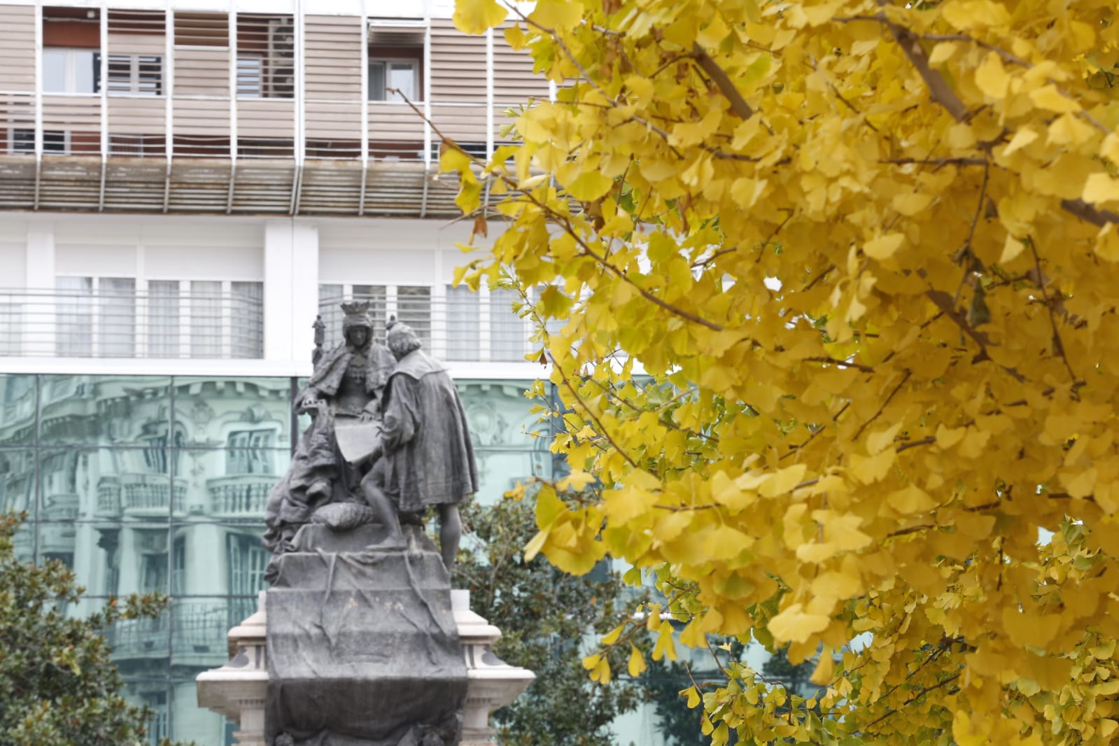 La capital luce por sus calles la estampa clásica del otoño que amarillea sus árboles