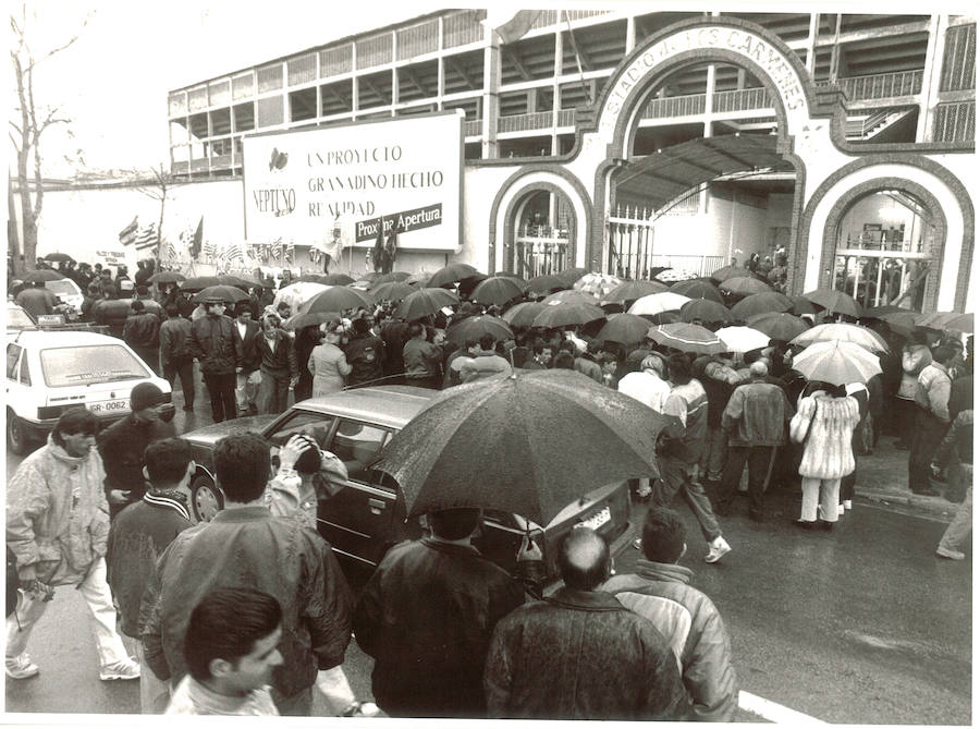 1995. Entrada a uno de los últimos partidos en el estadio. También una de las últimas fotografías del arco.