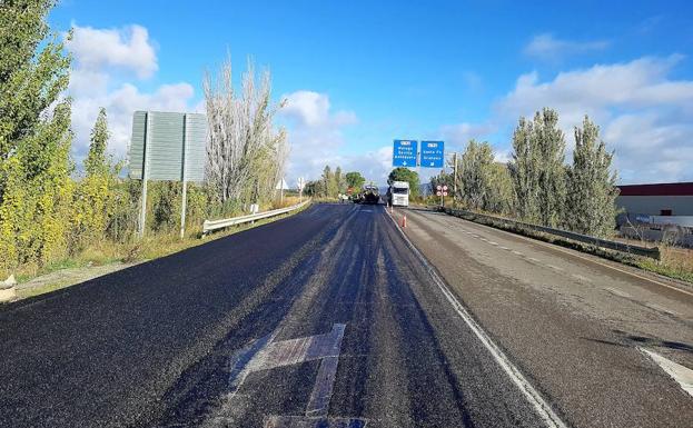 Finalizan las obras de seguridad vial de la A-4075, la carretera de acceso al aeropuerto de Granada desde la A-92