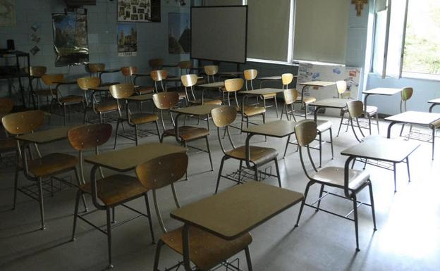 Arrestan a una maestra por lamerle la oreja a un estudiante