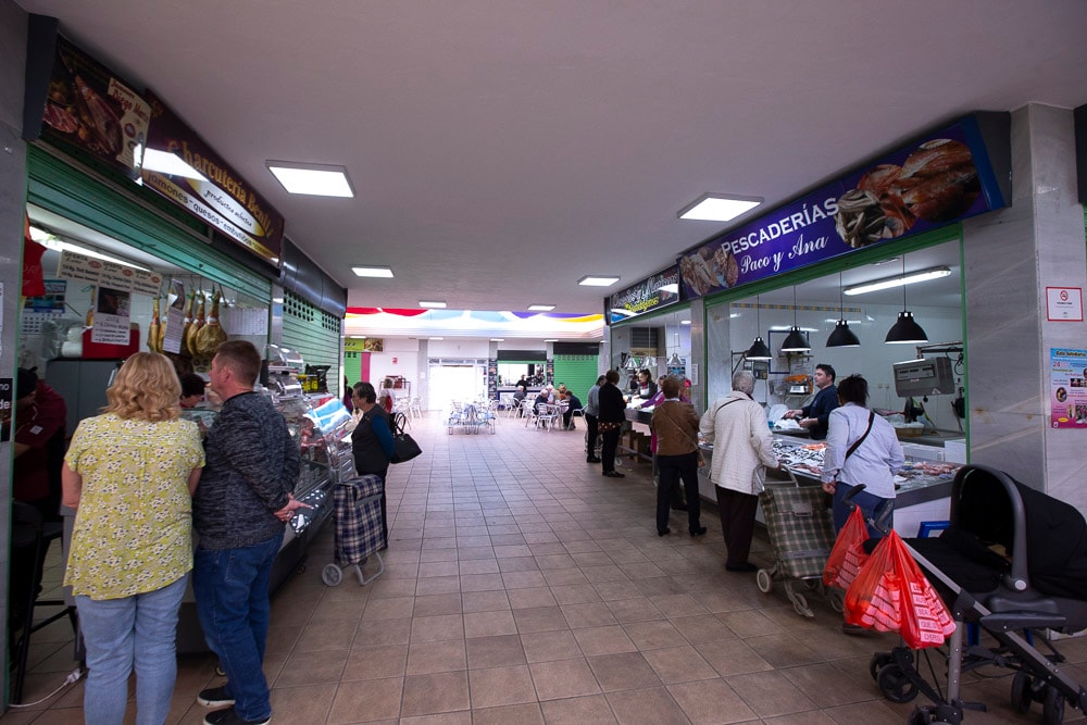 Han organizado un concierto y una comida popular para intentar atraer a las compras tras el cierre de diez de los puestos