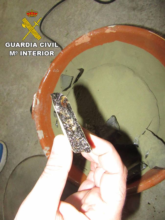 La Guardia Civil de Granada, en una nueva operación contra el cultivo y la elaboración de droga, ha desarticulado un laboratorio para la elaboración de hachís en la localidad de Cenes de la Vega, y ha investigado a un individuo de 52 años de edad y con antecedentes policiales como presunto autor de un delito contra la salud pública y otro de defraudación de fluido eléctrico