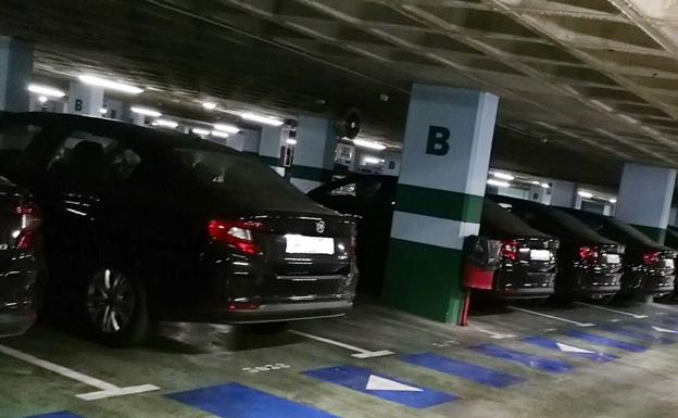 La flota de Uber, en un parking granadino. 