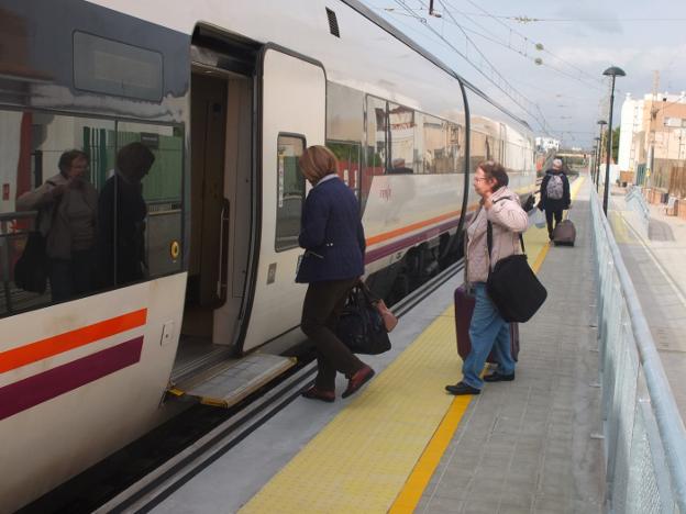 Varios pasajeros acceden al ferrocarril en la estación provisional en Huércal de Almería.