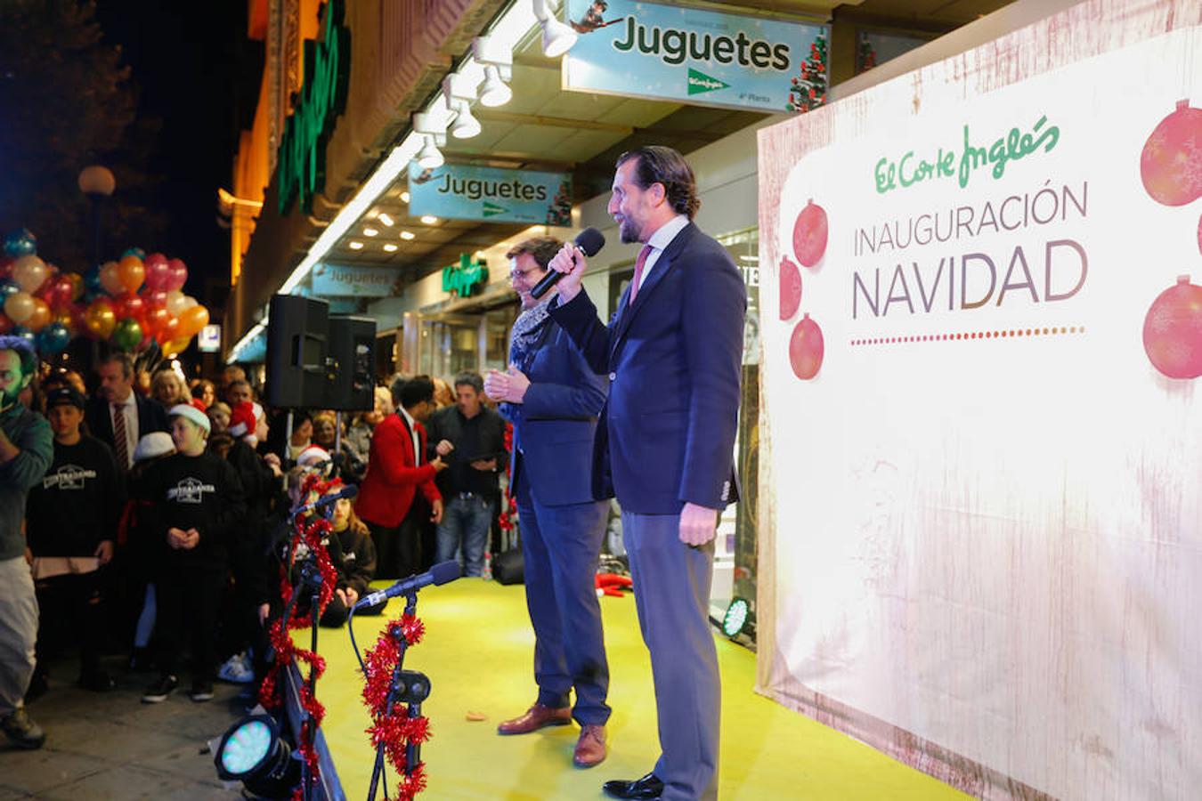 El centro comercial Nevada celebra el encendido de las luces de Navidad y de su enorme árbol.