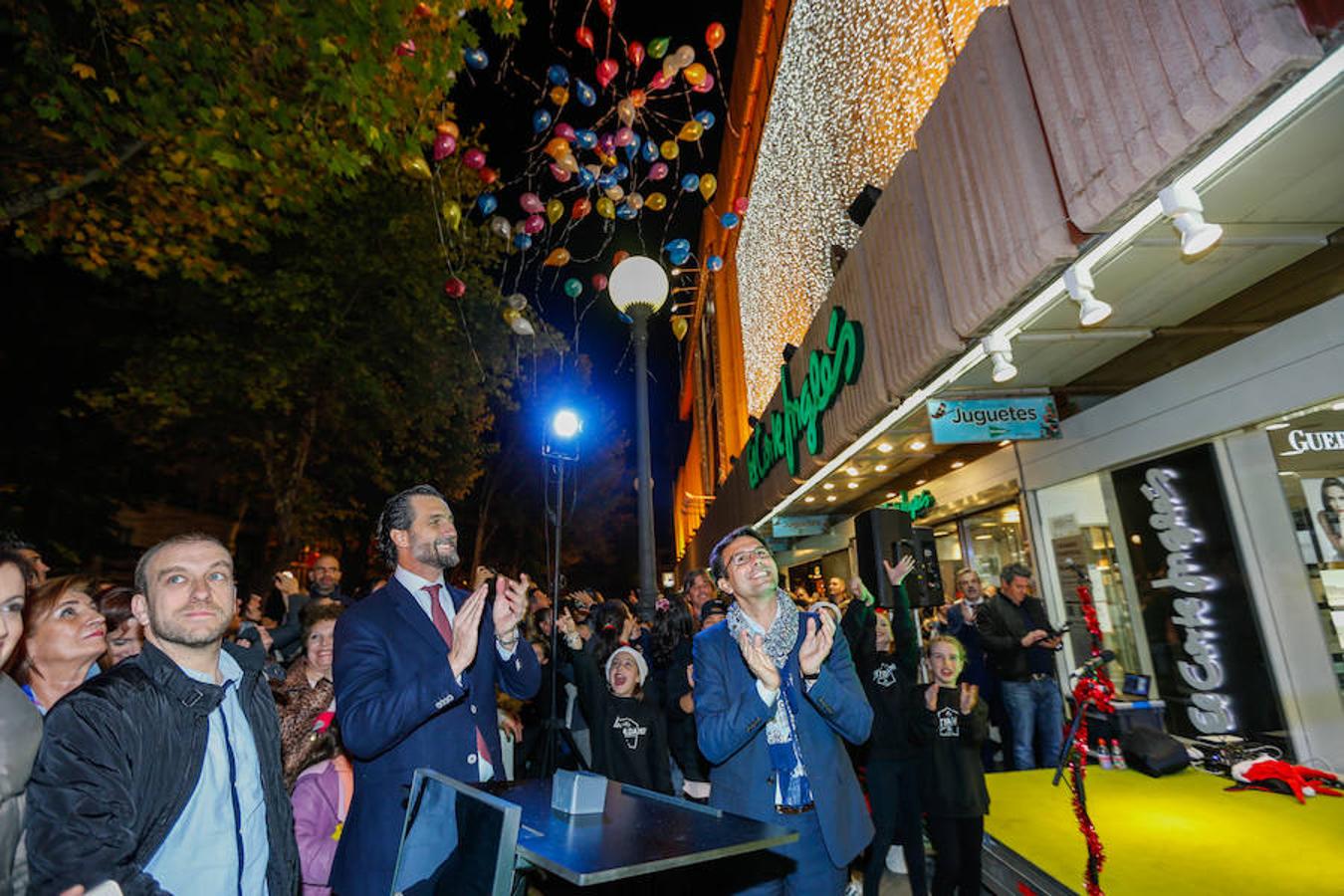 El centro comercial Nevada celebra el encendido de las luces de Navidad y de su enorme árbol.