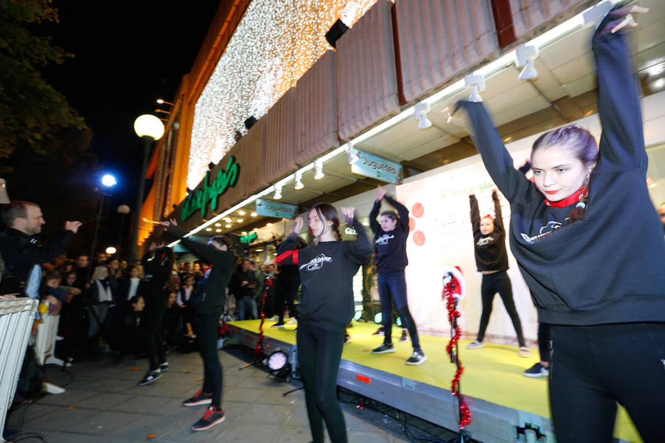 El centro comercial Nevada celebra el encendido de las luces de Navidad y de su enorme árbol.