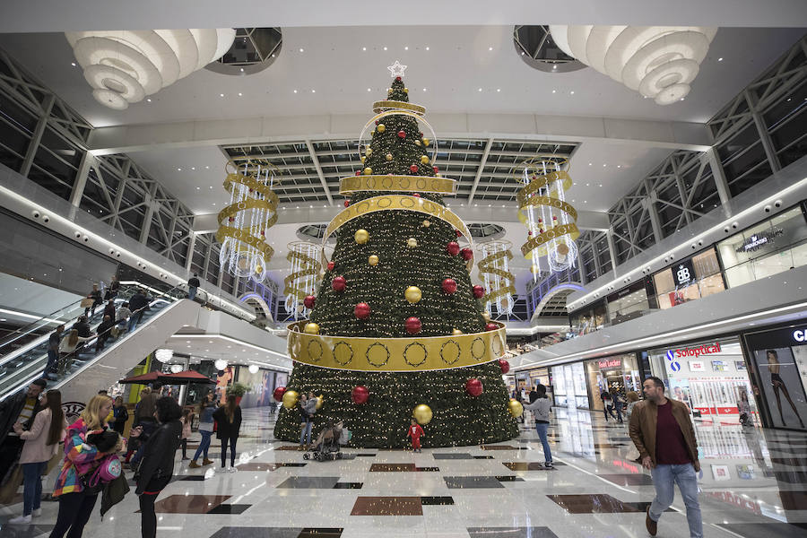 El centro comercial Nevada celebra el encendido de las luces de Navidad y de su enorme árbol.