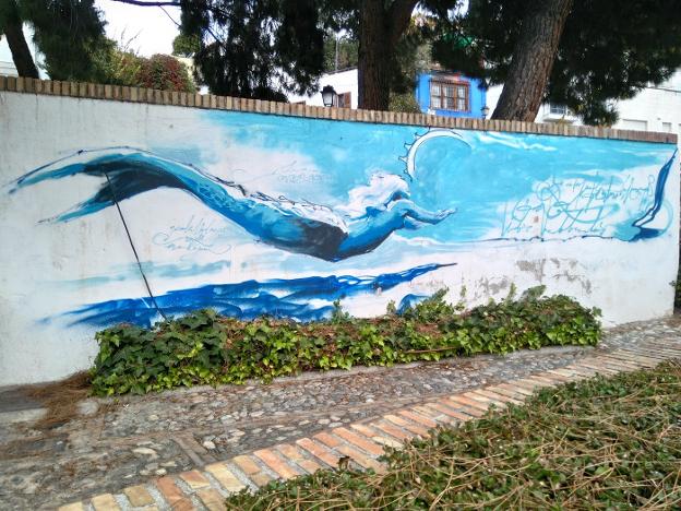 El grafiti de la sirena permanece en el muro próximo al pilar de la cuesta de Escoriaza.