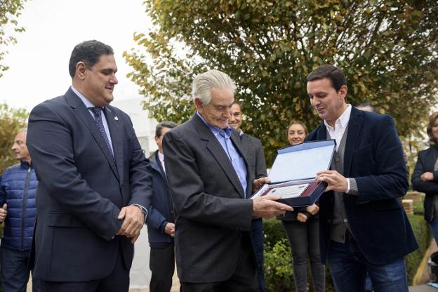 El alcalde Francisco Alonso con Diego Sánchez recibiendo una placa de manos de Javier Aureliano García.