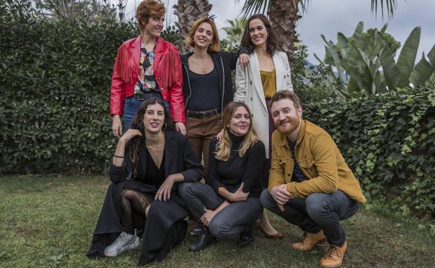 Imagen principal - Arriba, Aixa Villagrán, Leticia Dolera, Celia Freijerio, Elena Martín, Ginesta Guindal y Manuel Burque; debajo, dos momentos del rodaje.