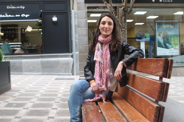 La candidata de Ciudadanos, Mónica Moreno, posa tras la entrevista.