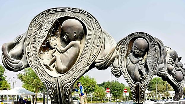 La instalación ha sido colocada en los accesos a un hospital maternoinfantil de Doha, la capital del emirato. :: r. c.