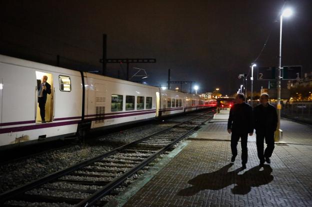 El Talgo que restablecerá las conexiones ferroviarias directas con Madrid llegó anoche en pruebas a la estación de Granada.