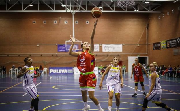 Laura Arrojo anota en el partido ante Clarinós