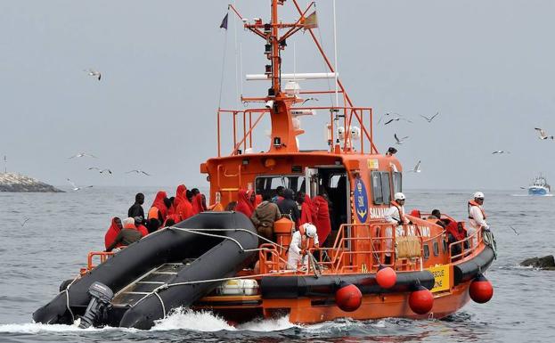Rescatados 51 varones subsaharianos de una patera a diez millas al suroeste de la isla de Alborán