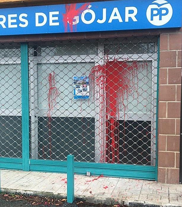 La sede del PP de Gójar amanece manchada con pintura y huevos