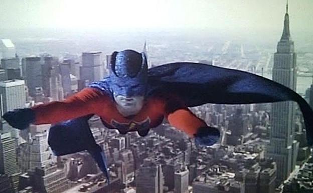 Supersonic Man, surcando el cielo de Nueva York.