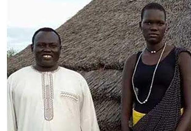 Nyalong, la joven subastada, junto a su padre. / 