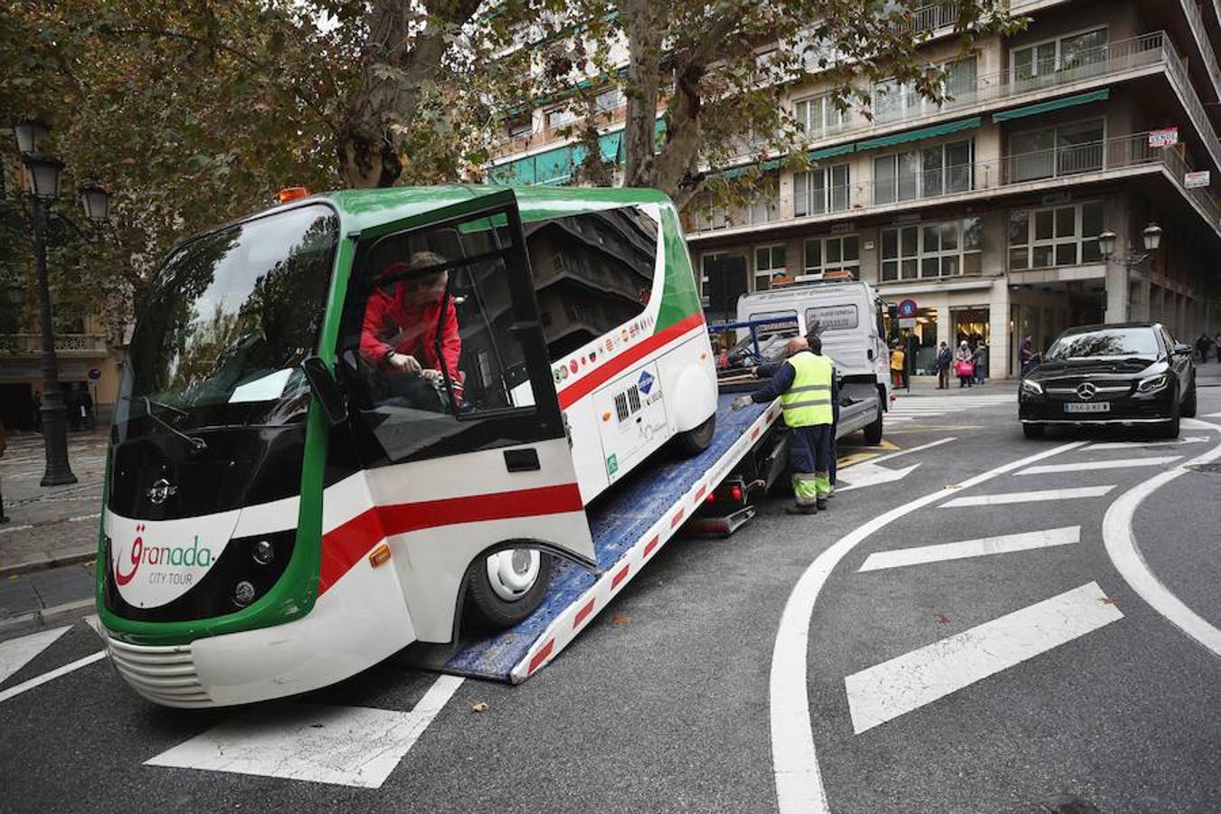 La retirada del vehículo ha obligado a cortar el tráfico en la calle Ángel Ganivet