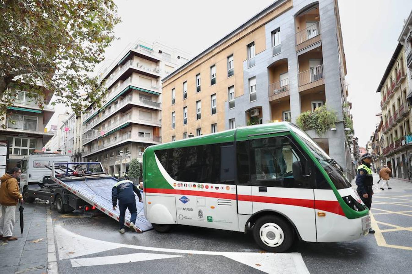 La retirada del vehículo ha obligado a cortar el tráfico en la calle Ángel Ganivet