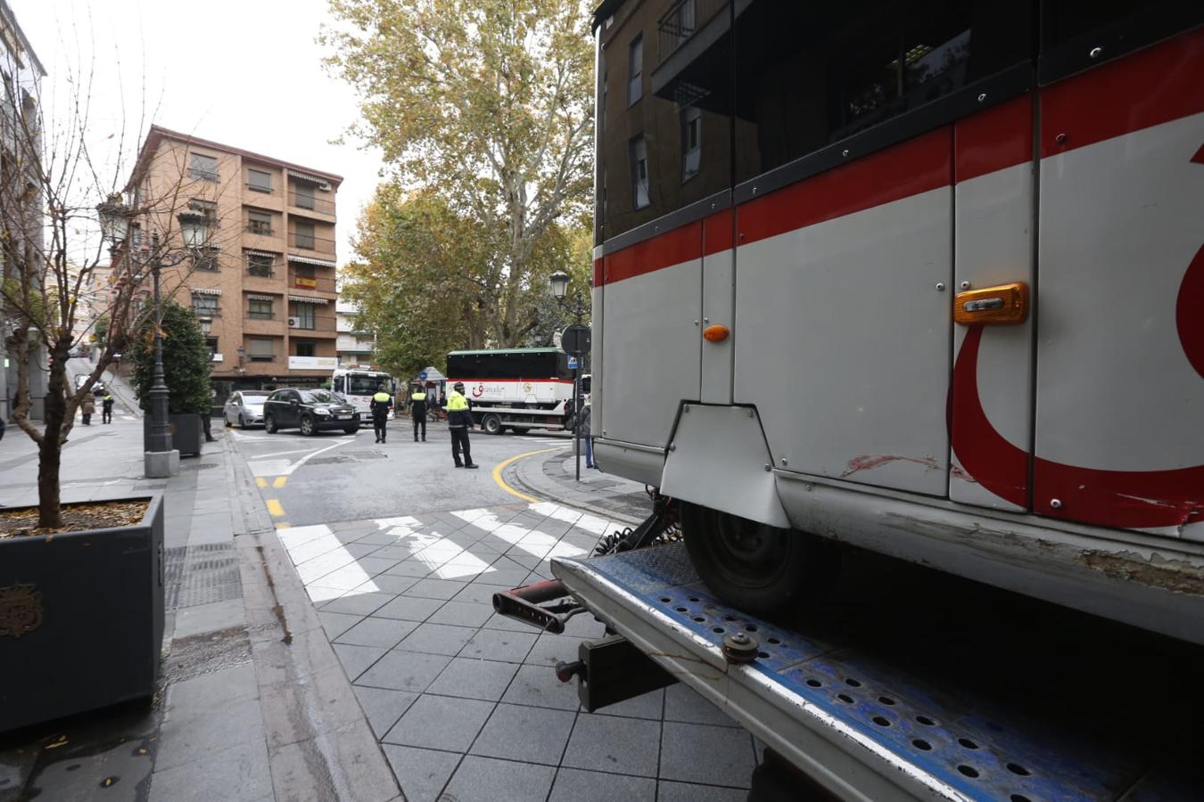 La retirada del vehículo ha obligado a cortar el tráfico en la calle Ángel Ganivet