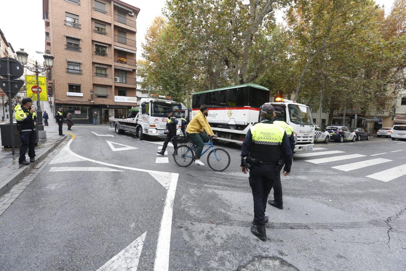 La retirada del vehículo ha obligado a cortar el tráfico en la calle Ángel Ganivet