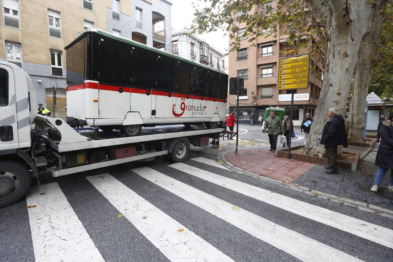 La retirada del vehículo ha obligado a cortar el tráfico en la calle Ángel Ganivet