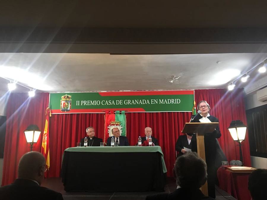 La Casa de Granada en Madrid distinguió ayer IDEAL con el premio que lleva el nombre de la institución. El presidente de la Casa de Granada, Francisco Almendros, entregó la distinción al director del periódico, Eduardo Peralta. Antes, Tico Medina deleitó a los asistentes con una laudatio sobre esta casa. Entre los asistentes estuvo el obispo auxiliar de Getafe, el granadino José Rico Pavés.