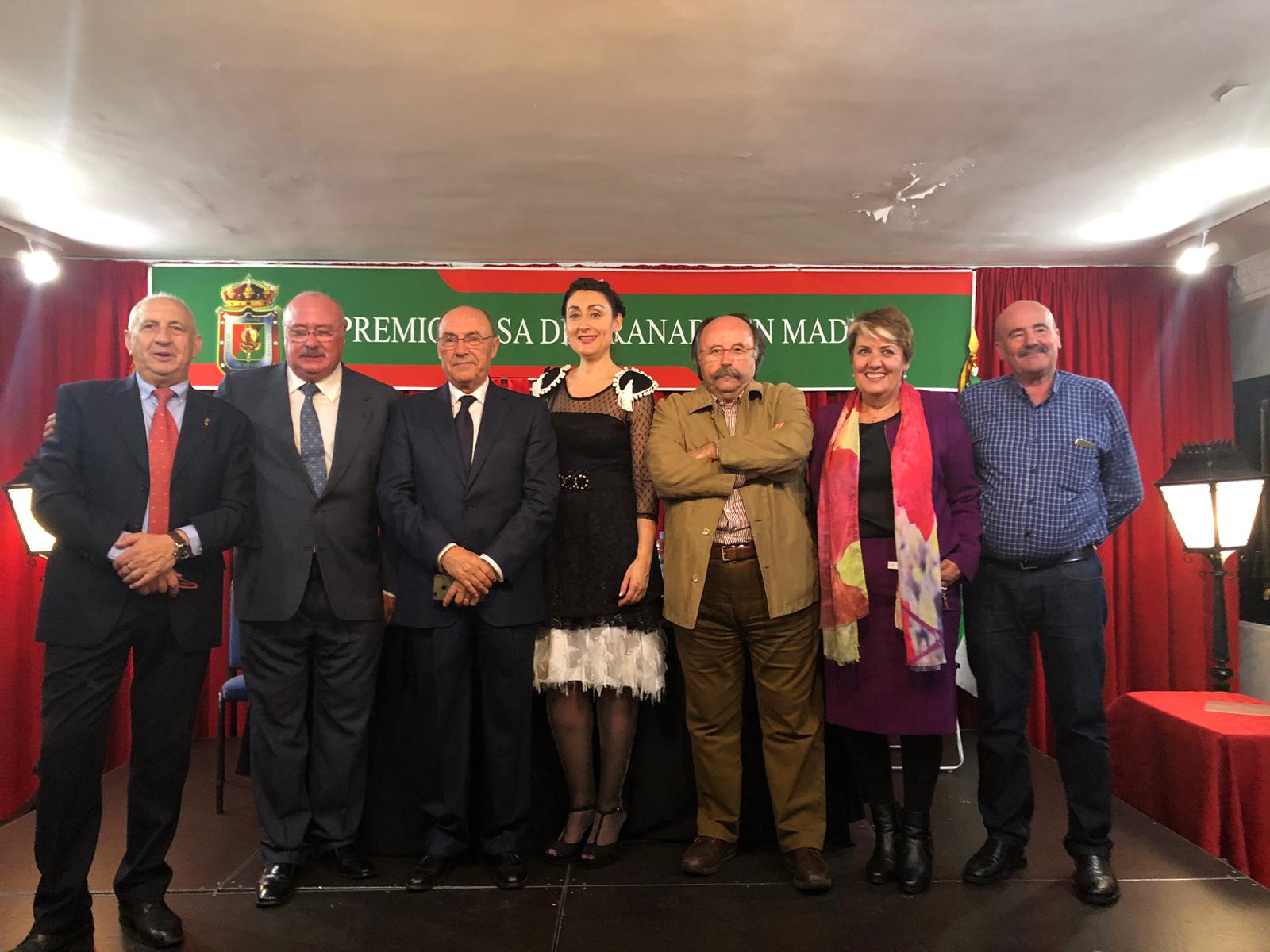 La Casa de Granada en Madrid distinguió ayer IDEAL con el premio que lleva el nombre de la institución. El presidente de la Casa de Granada, Francisco Almendros, entregó la distinción al director del periódico, Eduardo Peralta. Antes, Tico Medina deleitó a los asistentes con una laudatio sobre esta casa. Entre los asistentes estuvo el obispo auxiliar de Getafe, el granadino José Rico Pavés.