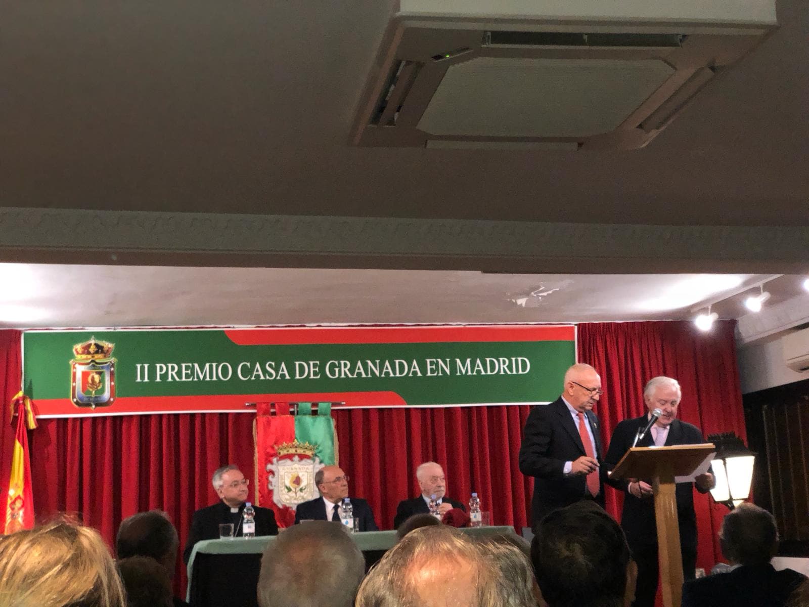 La Casa de Granada en Madrid distinguió ayer IDEAL con el premio que lleva el nombre de la institución. El presidente de la Casa de Granada, Francisco Almendros, entregó la distinción al director del periódico, Eduardo Peralta. Antes, Tico Medina deleitó a los asistentes con una laudatio sobre esta casa. Entre los asistentes estuvo el obispo auxiliar de Getafe, el granadino José Rico Pavés.