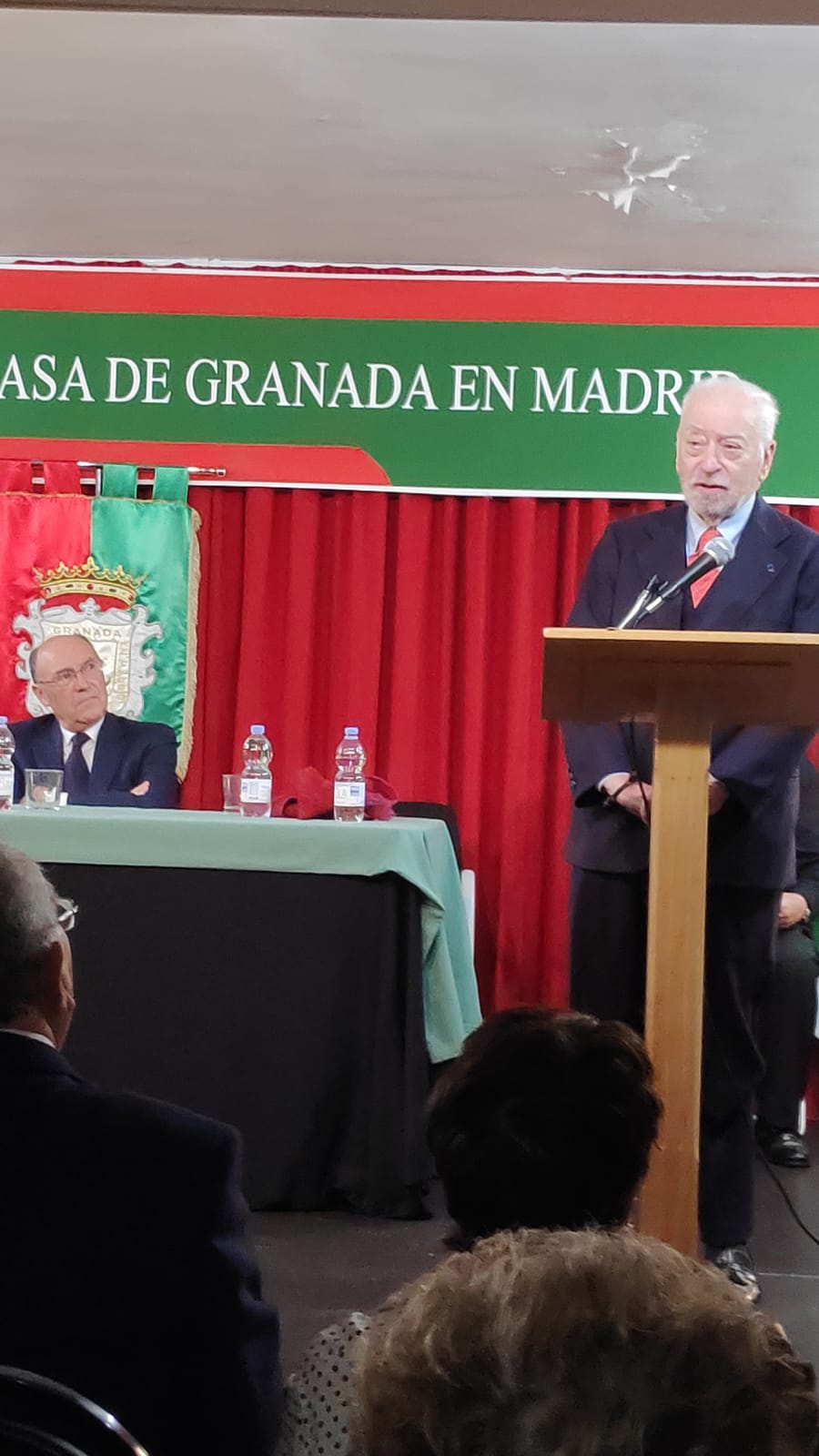 La Casa de Granada en Madrid distinguió ayer IDEAL con el premio que lleva el nombre de la institución. El presidente de la Casa de Granada, Francisco Almendros, entregó la distinción al director del periódico, Eduardo Peralta. Antes, Tico Medina deleitó a los asistentes con una laudatio sobre esta casa. Entre los asistentes estuvo el obispo auxiliar de Getafe, el granadino José Rico Pavés.