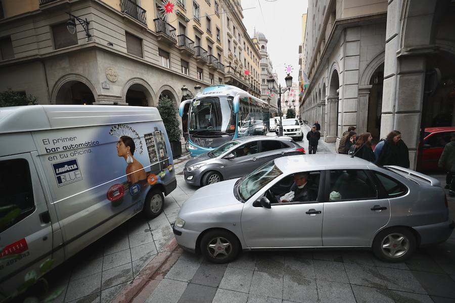 La retirada del vehículo ha obligado a cortar el tráfico en la calle Ángel Ganivet