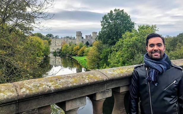 Antonio con el Castilo de Warwick de fondo.