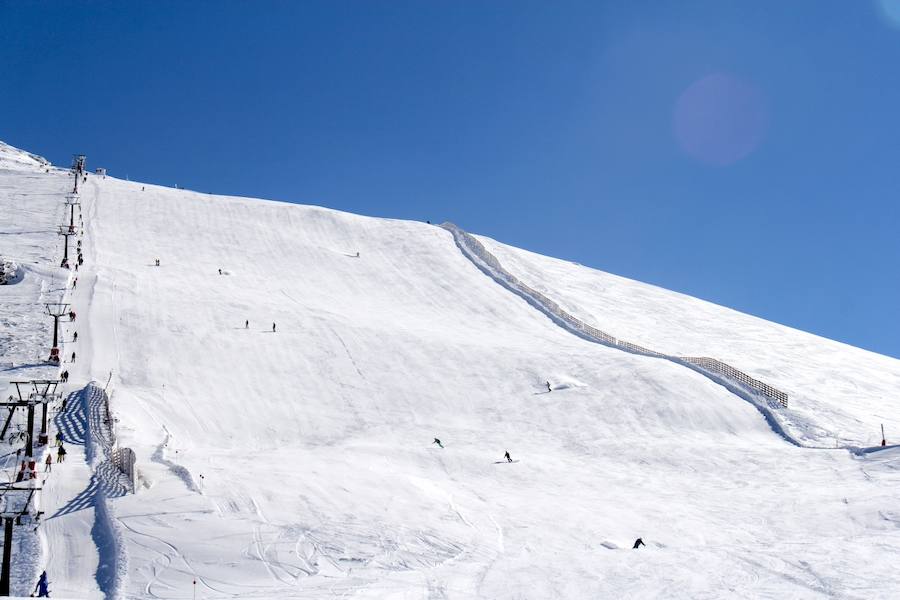 Un total de 1.800 esquiadores y 300 visitantes han disfrutado de jornada inaugural, en la que se abrió 47 kilómetros de pistas